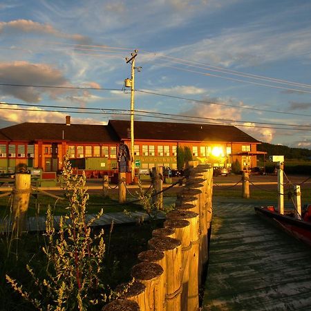 Auberge Internationale La Vieille École Sainte Anne-des-Chênes Exterior foto