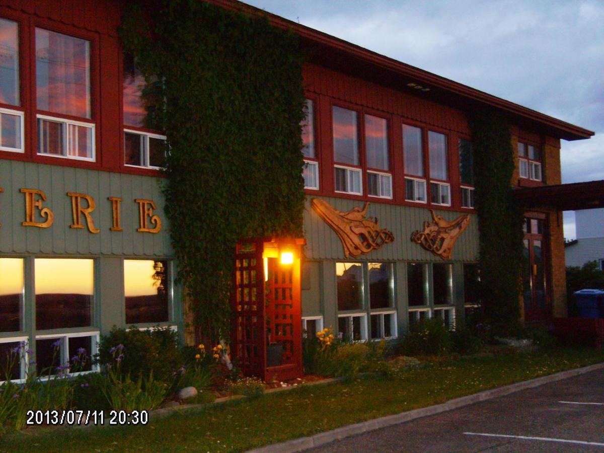 Auberge Internationale La Vieille École Sainte Anne-des-Chênes Habitación foto