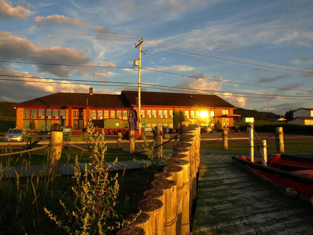 Auberge Internationale La Vieille École Sainte Anne-des-Chênes Exterior foto