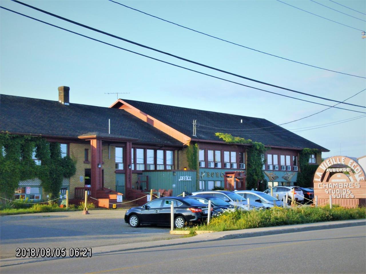 Auberge Internationale La Vieille École Sainte Anne-des-Chênes Exterior foto